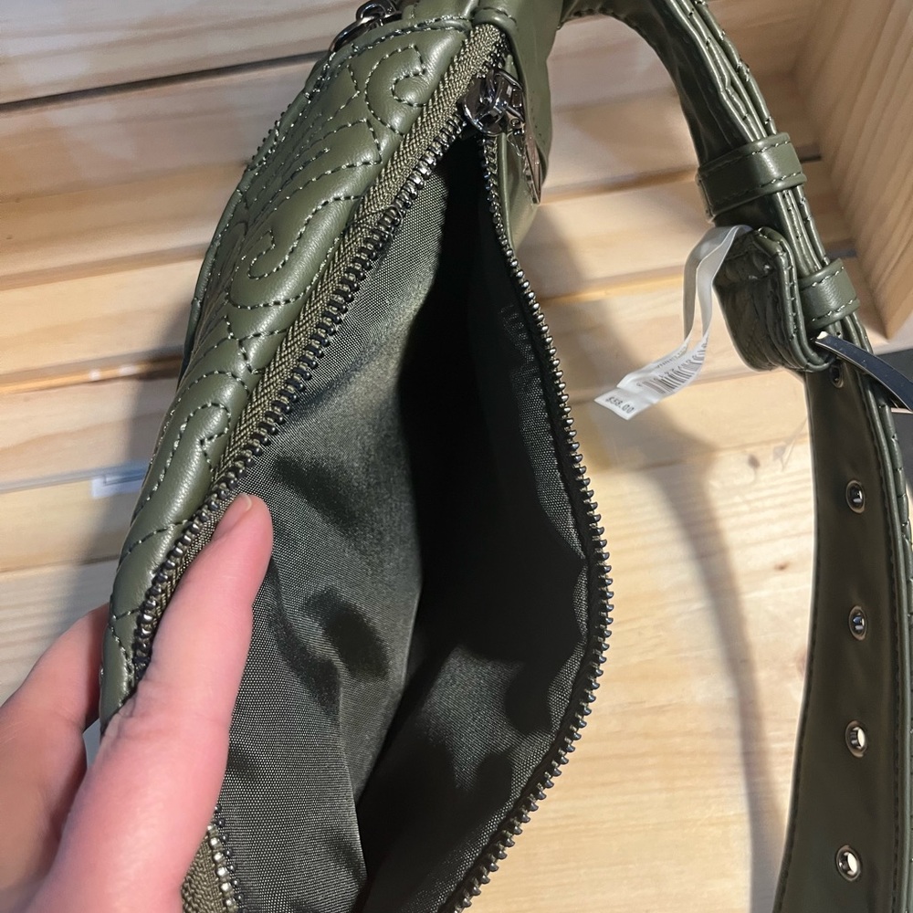 Steve Madden Women's Logo Olive Green Fanny Pack Waist Belt Bag
NWOT - Picture 3 of 4